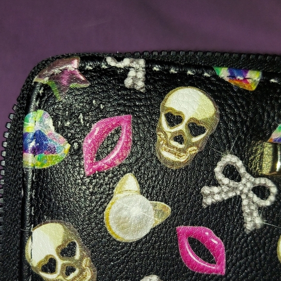 Betsey Johnson Skull &Lip & Bow Print. Full Size Zipper Wallet & Wrist Strap - Picture 12 of 12